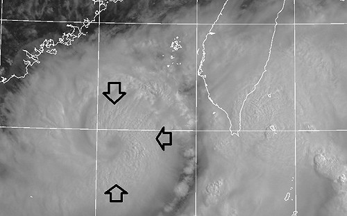 丹娜絲開眼中！鄭明典：眼牆雲系降雨效率很高