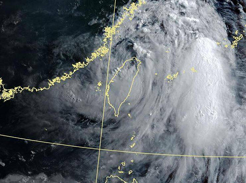 丹娜絲颱風襲台「登陸後一路深入南投山區」暴風圈縮小最新路徑曝