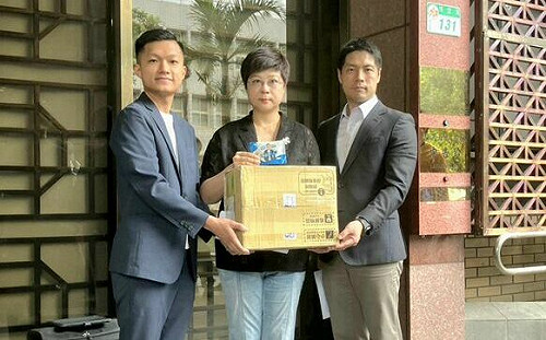北市垃圾場發現鄭正鈐中製競選小物  林志潔質疑滅證 赴北檢提交事證 