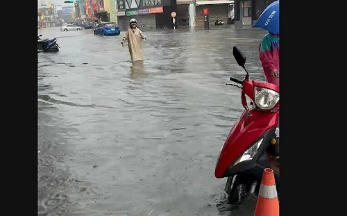 (影)暴雨灌彰化！鹿港街道泡水50公分 老街成運河慘況曝光 