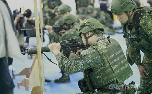 漢光演習後備教召操演遇雨   室內槍械組訓強化戰力 