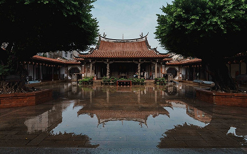暴雨後不一樣的鹿港！他拍下百年古廟倒影：洪水中依然優雅
