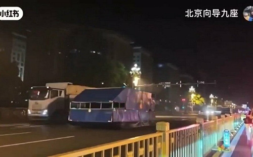 (影) 為閱兵? 高層內鬥?「鐵皮裝坦克」開上北京街頭引熱議 網疑習近平失勢