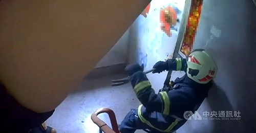 新莊男酒後持刀劃傷母臂  警消破門壓制逮捕