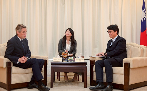 陸委會主委邱垂正接見英國國會議員 感謝支持民主台灣