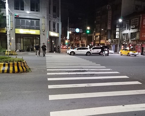 台北警騎警用機車趕辦案  遭計程車撞擊重傷