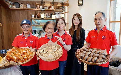 網美名店結合終身學習！長輩當「Bagel & Bagels」一日店長活力十足