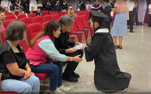 高雄空大畢業生下跪陳情  控校長陳月端官僚包庇惡師性騷