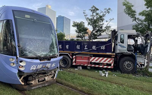 大貨車闖軌道肇事  高雄輕軌華航主題彩繪列車受損停擺