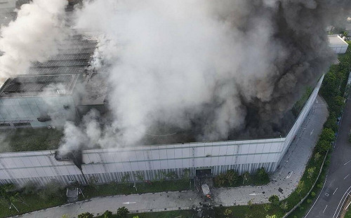 小港電池工廠大火竄濃煙  陳其邁馳赴現場勘災  