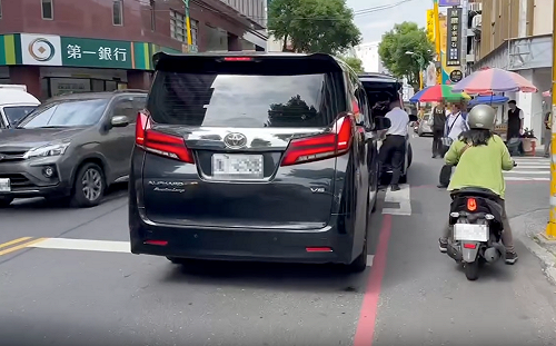 傅崐萁市場掃街遭爆違停佔車道  網酸：整個花蓮我說了算 