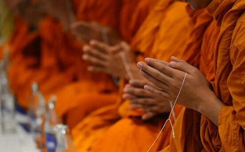 她一人「團滅」曼谷佛教界? 驚天醜聞 女拍性愛片勒索9高僧 得手高達3.49億