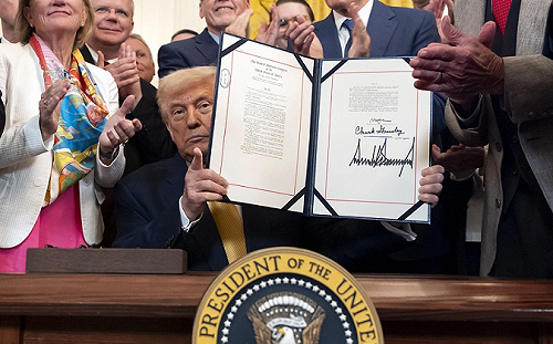 川普公布最新各國對等關稅稅率! 對台徵收改為20% 比四月初降低12%