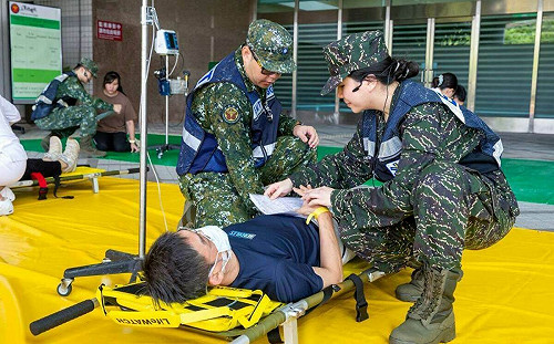 三總首次執行疏散撤離演練 顧立雄肯定戰時醫療應變作為