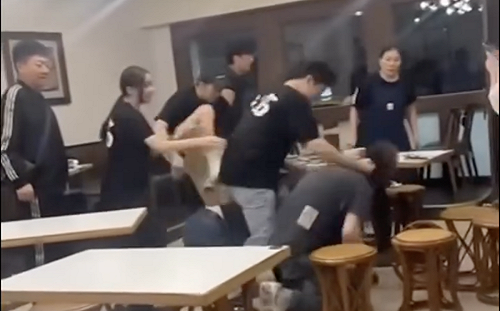  (影）禍從口出？！吃宵夜聊政治 竟傳員工、顧客鬥毆事件