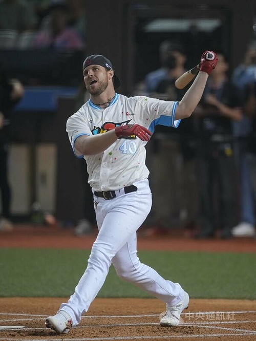 後勁「二刀流」奪打擊王冠軍　差點轟出全壘打牆