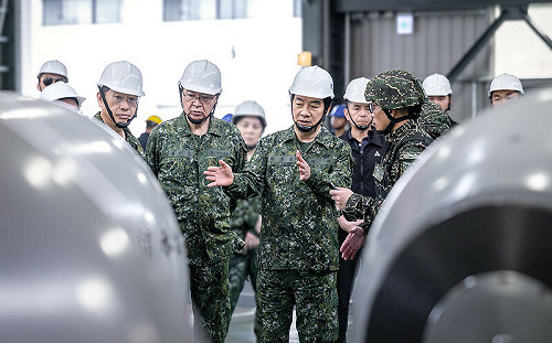 總統府女幕僚穿軍服遭批違法 軍方人士3點打臉:評論保守封建