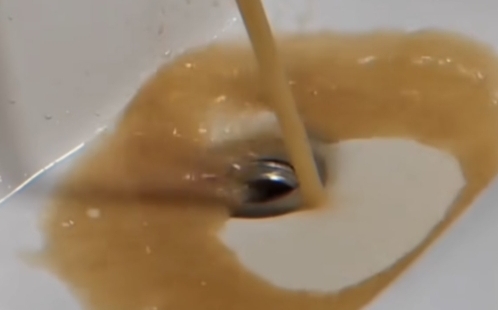 杭州喝糞水? 當局稱藻類生異臭 民不買單要求市長直播喝喝看、重慶流黑水、咸陽又爆血鉛