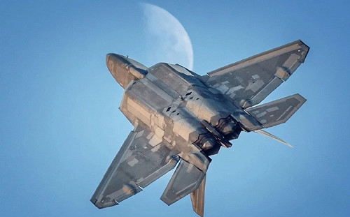 （影）川普出重拳！傳F-22飛領空 美軍4千人列陣加勒比 馬杜洛緊急見中大使