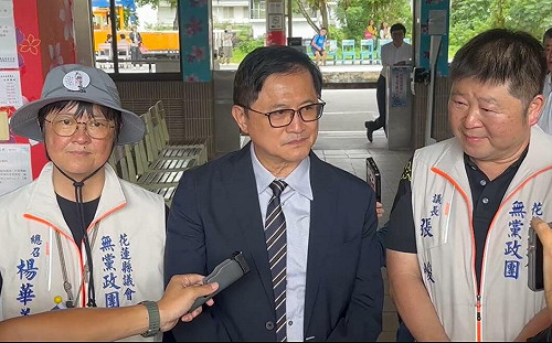 （影）表態支持罷免傅崐萁後首次！ 童子賢今陪花蓮議長車掃   喊政治不難只要良心 