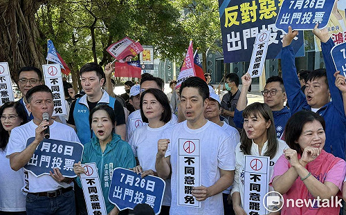 蔣萬安站路口衝刺反罷 有人比讚、有人放「同意罷免扇」嗆聲