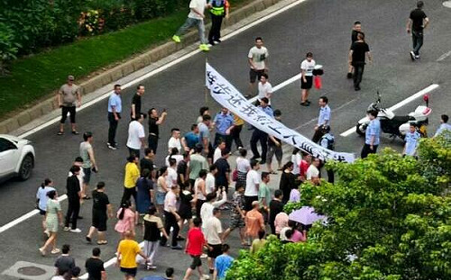 (影) 血汗中國！中央嚴懲惡意欠薪遭漠視 工人躺馬路堵車道 討薪怒火全國引爆