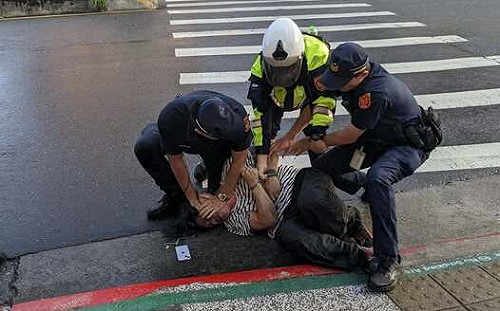 「文山退葆」又傳志工街頭遇襲 警迅速壓制逮捕嫌犯