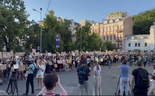 (影) 與俄開戰以來首次! 烏推爭議法案遭批架空反貪 人民上街抗議 連歐盟都要求解釋