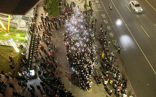 「點亮台灣之夜」高雄登場  百工百業宣示用選票守護民主 