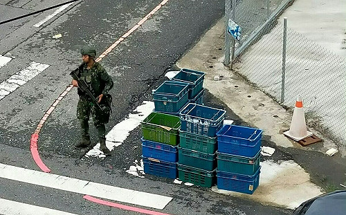 漢光演習「塑膠菜籃」當掩體成焦點!專家解答:就地取材觀念正確