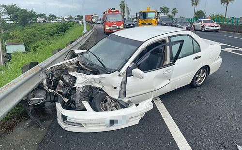 (影)高齡駕駛又出包！85歲老翁「高速公路迴轉」後車閃不及猛撞車頭全毀
