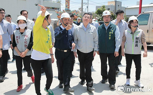 黃偉哲陪同卓揆走訪七股、將軍  關心通訊恢復及住屋修繕情況