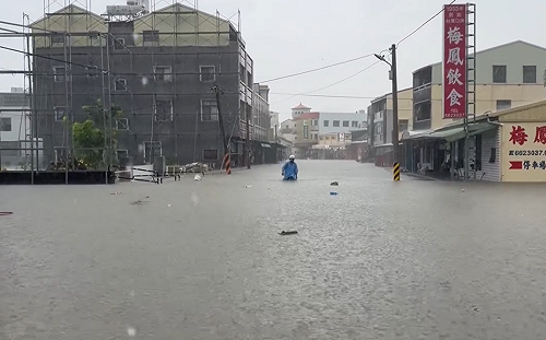 西南風軸線將掃中南部　鄭明典警告：雨勢未歇「要先準備」