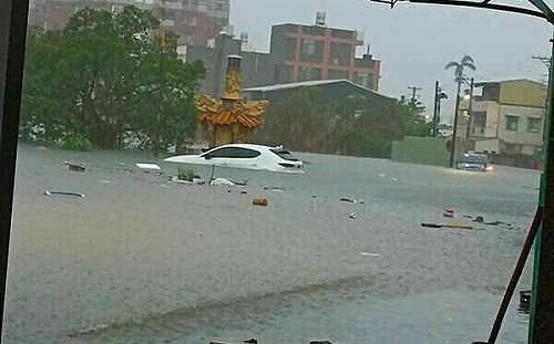 豪大雨狂炸嘉義！水淹半車高   網嘲「戶外泳池經常開放」