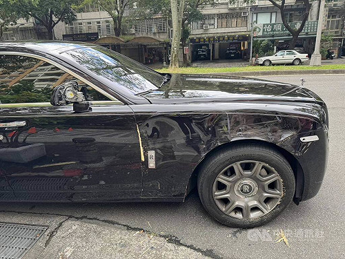 北市78歲翁駕勞斯萊斯　與單車碰撞後又撞路樹
