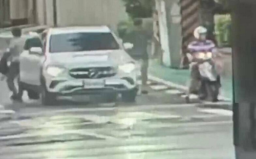 酒駕心虛！北市賓士男停等紅燈與妻換座位  全程遭警目睹