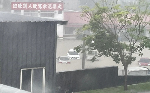 不斷更新》大雨未歇！嘉高屏19區鄉、投雲東12校 8/1停班停課