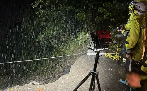 高市桃源區驚傳車輛雨中滑落邊坡  消防局持續搜救中 