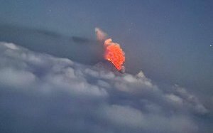 (影) 俄大震引火山噴發! 大火衝上雲層畫面驚人 俄核彈庫疑受損 爆出陰謀論.....