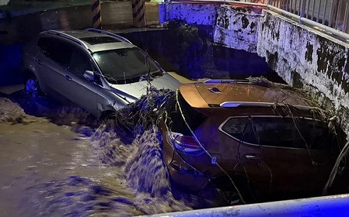 (影)彰化排水溝變「激流」2車遭沖走！當地人：那裡本就不能停車