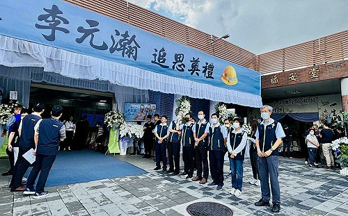 台電英雄告別式數百人列隊敬禮送行  妻子哽咽「今生來世永遠愛你」