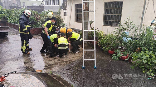 台電承攬商換低壓桿線疑感電昏迷　命危送醫搶救
