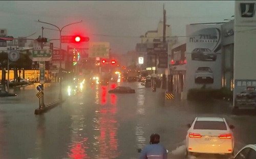 清晨暴雨釀災多處道路淹水！ 台南市政府今早緊急宣布8/2停班停課