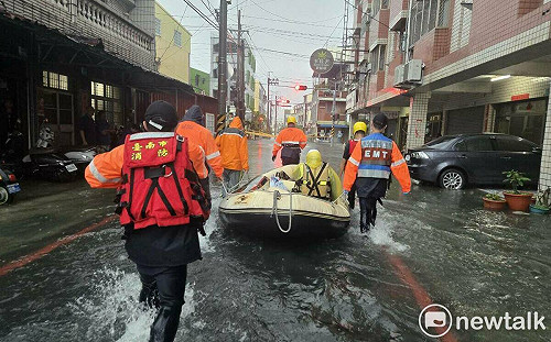 台南大豪雨多度淹水緊急停班課  安定救生艇載人送醫抽水站啟動