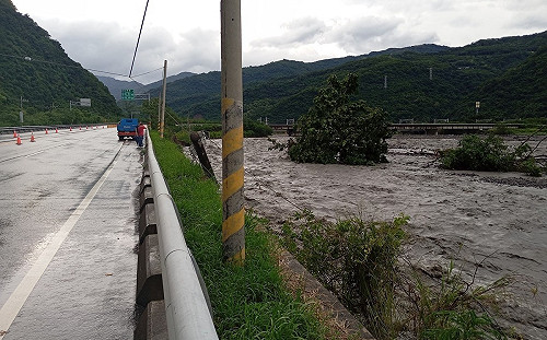 (影)南迴又塌了！台9線大溪段路基被掏空 電線桿泡水中慘況曝光