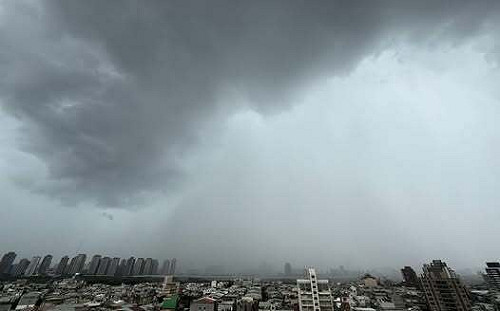 暴雨襲擊全台！台北驚現壯觀「雨瀑」 鄭明典驚呼：像開水龍頭