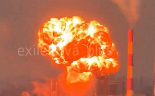 (影) 俄煉油廠爆炸竄蘑菇雲 連衛星都看得到! 年產790萬噸大廠火光衝天