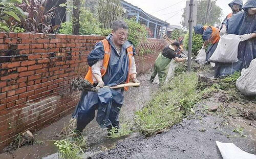 何博文挖水溝被酸「好假掰」羅友志：你要不要看看自己的身子多乾