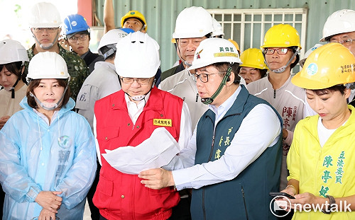 陪同卓揆視察柳營修繕民宅進度  黃偉哲:已盤點閒置校舍作緊急收容處所