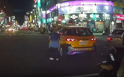 計程車司機車禍下車驚呆民眾！行動超遲緩   網驚：這樣還能開車嗎？